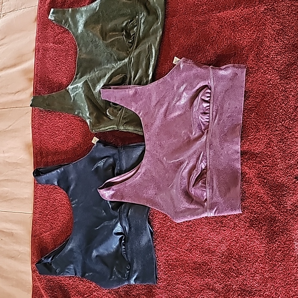 3 STUNNING OFFLINE BY AERIE THE HUGGERCACKLE SPORTS BRAS